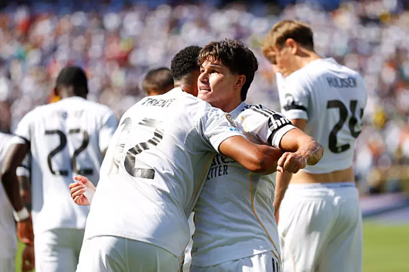 أرنولد يُبرز تألقه في ريال مدريد بفوزه بجائزة ثانية على التوالي