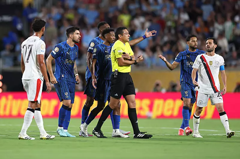 الحكم يكشف السبب وراء احتساب هدف سيلفا في مباراة الهلال ومانشستر سيتي: ليست لمسة يد