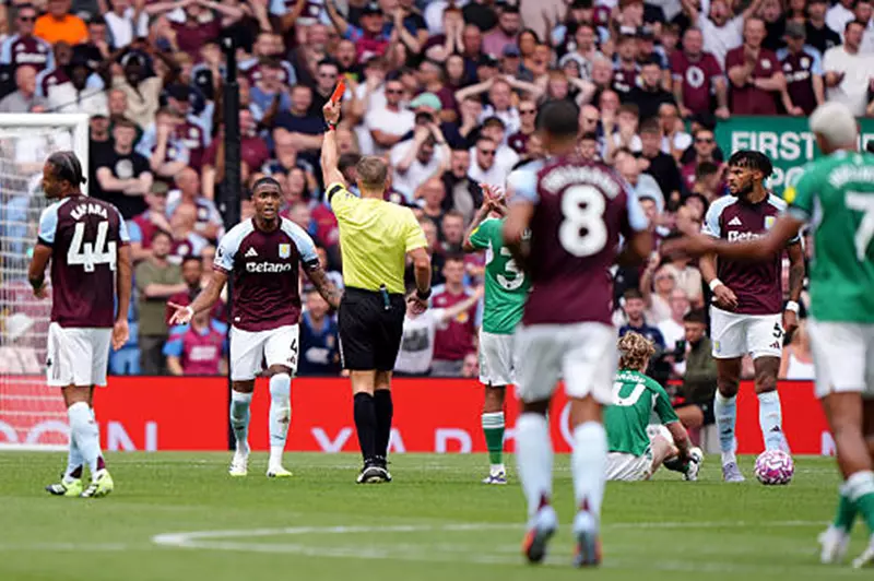 نيوكاسل يحقق انتصارًا كبيرًا بعد طرد كونسا في الدوري الإنجليزي 2025-2026