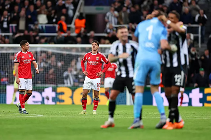 حارس نيوكاسل يصنع هدف فريقه الثاني أمام بنفيكا